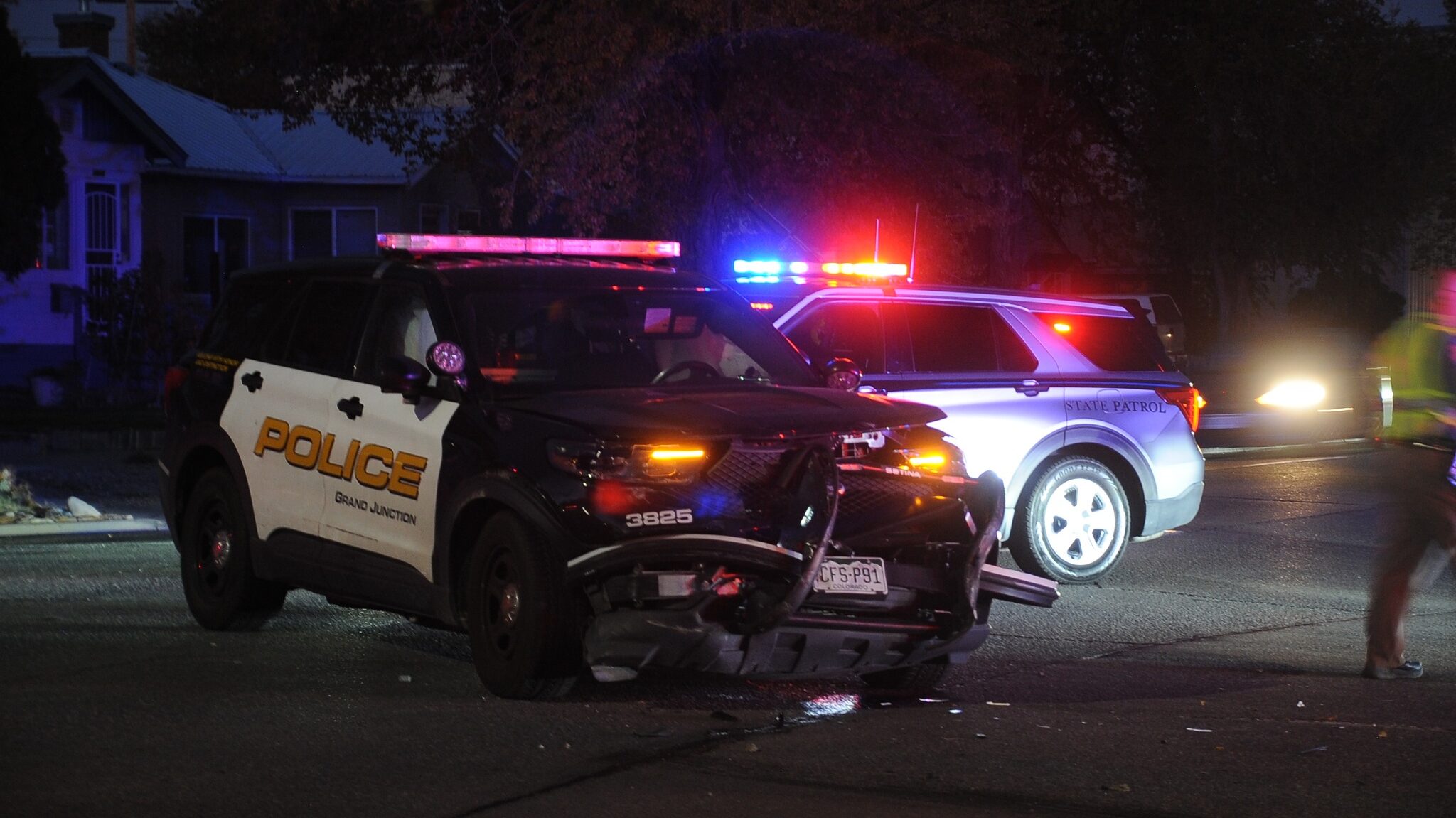 Vehicle vs Police Cruiser, Ute Ave & S 10th St
